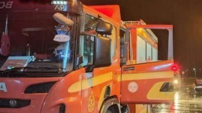 消拯员午夜出勤长屋 问了一句话四驱车沉重难行