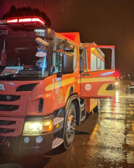 消拯员午夜出勤长屋 问了一句话四驱车沉重难行