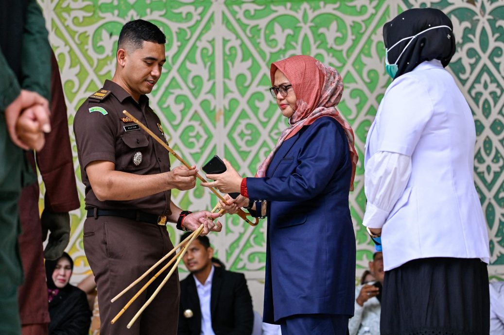 涉婚外性行为 印尼一对男女被公开鞭笞各100下