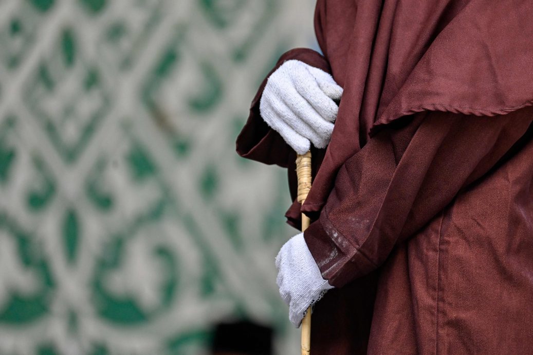 涉婚外性行为 印尼一对男女被公开鞭笞各100下