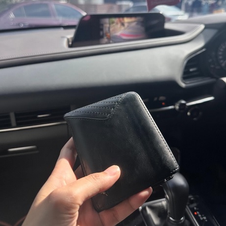 添油将钱包放车顶忘取下 女子捡到依地址送还失主