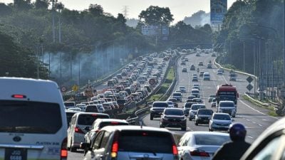 游子结束假期返城 往隆市多大道车流量增