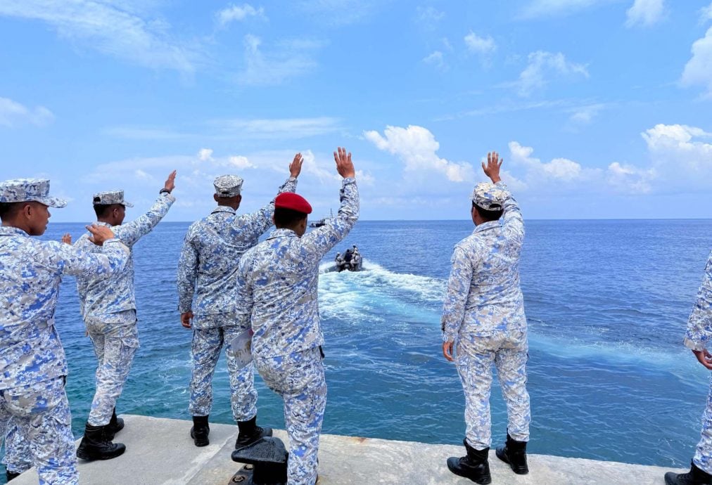 漂流大海3天 印尼渔民获大马海军救援