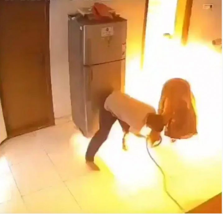 爆炸瞬间成火海！夫妇修煤气泄漏引爆炸 