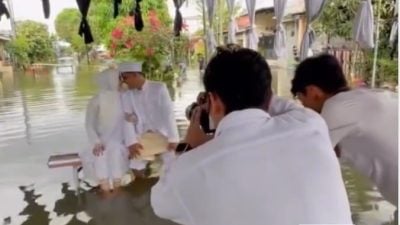 爱在水中央！印尼新人洪水中拍结婚照