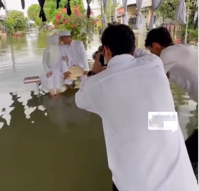 爱在水中央!印尼新人洪水中拍结婚照