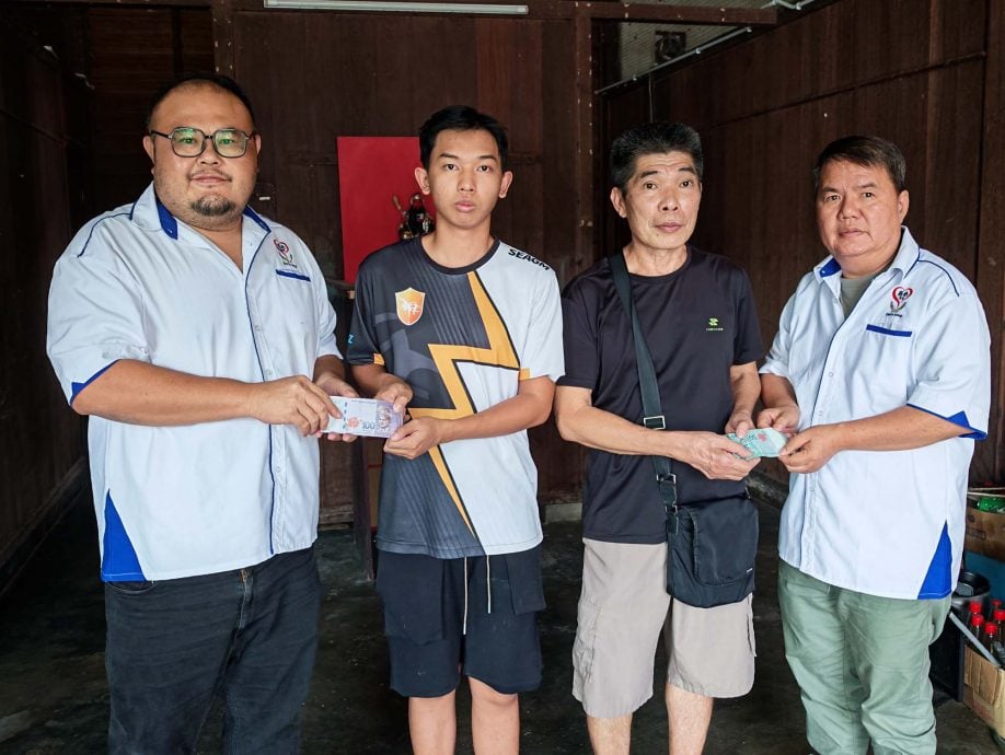 父逝长子停学打工引关注 各界善款纷至沓来