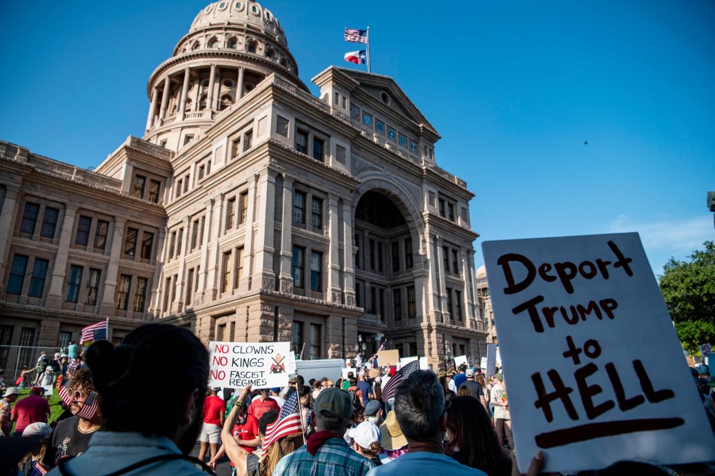 特朗普下令实施驱逐令 瞄准民主党城市
