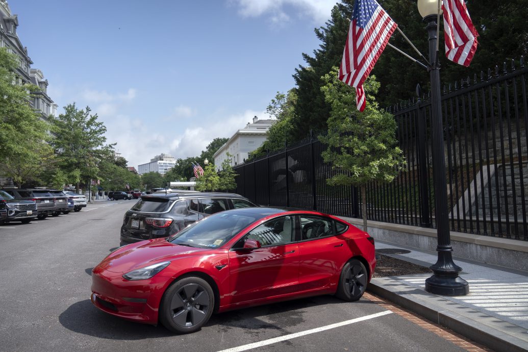 特朗普无意停用星链卫星 或移走白宫外特斯拉