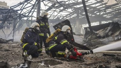 实施无人机袭击 特朗普称乌给俄轰炸理由