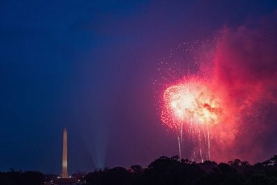特朗普阅兵秀军力之际 抗议浪潮继席卷美国