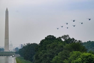 特朗普阅兵秀军力之际 抗议浪潮继席卷美国