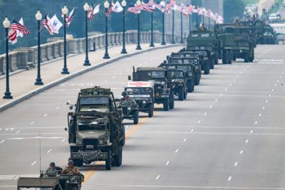 特朗普阅兵秀军力之际 抗议浪潮继席卷美国