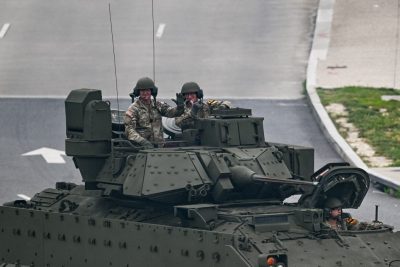 特朗普阅兵秀军力之际 抗议浪潮继席卷美国