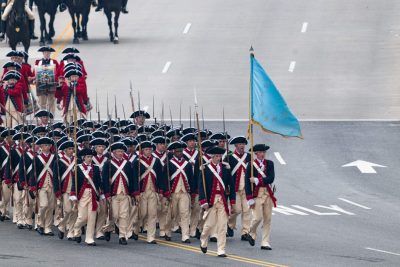 特朗普阅兵秀军力之际 抗议浪潮继席卷美国