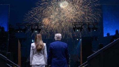 特朗普阅兵秀军力之际 抗议浪潮继席卷美国