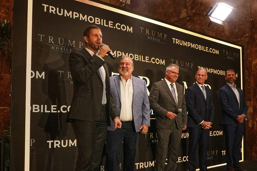 特朗普集团进军手机市场 推出“特朗普移动”设备