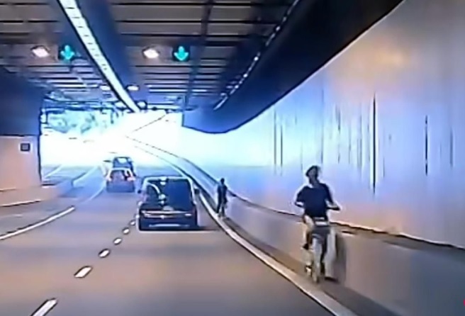 **狮城二三事**没戴盔骑脚车还在隧道逆向行驶  2少年被网骂翻