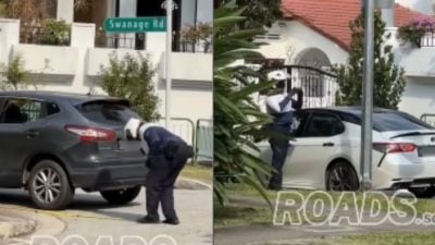 用卷尺测量疑似违停车子 执法人员获赞专业