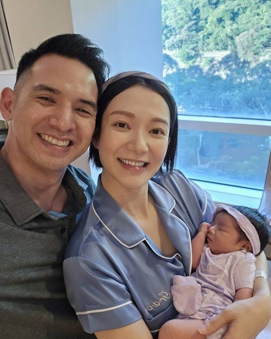 王君馨新手妈寻各种偏方 芝士放宝宝头上止哭