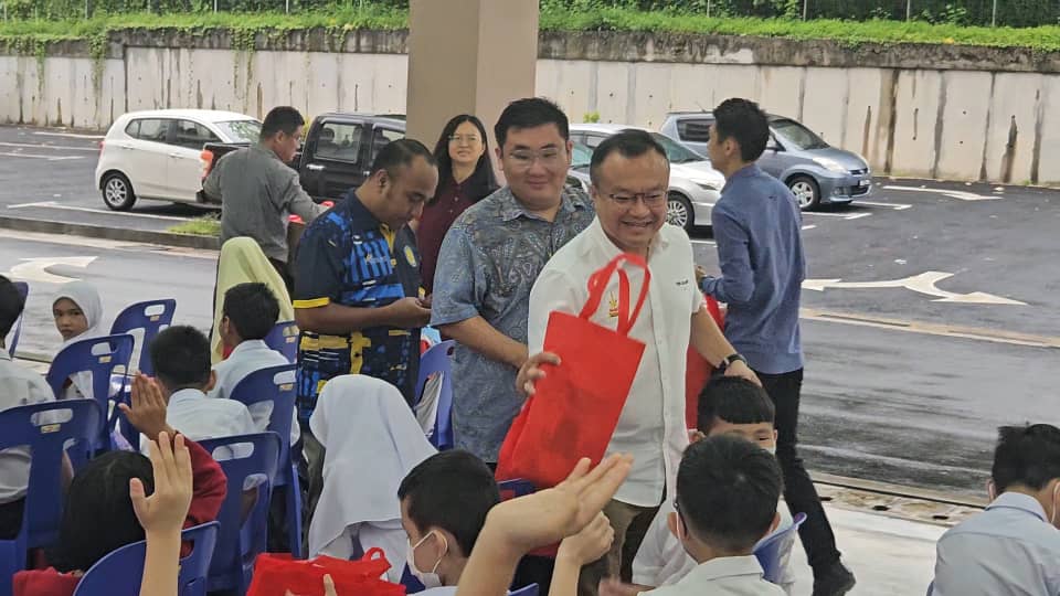 班丹中华华小开课 62名学生开心报到