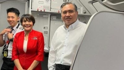 班机延误有惊喜 陆兆福留守亲自送别乘客