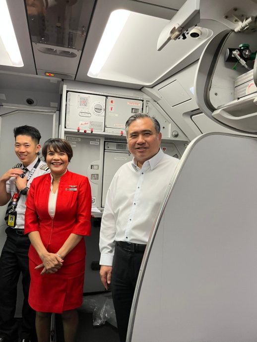 班机延误有惊喜 陆兆福留守亲自送别乘客