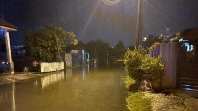 甘榜斯里近打闪电水灾  水位最深达一呎