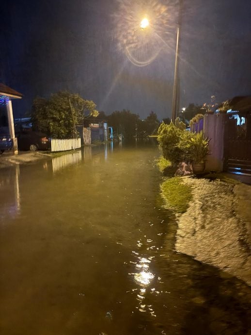 甘榜斯里近打闪电水灾 水位达一呎