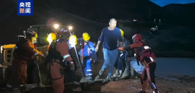 甘肃山洪暴发失踪者增至5名 近400人通宵搜救