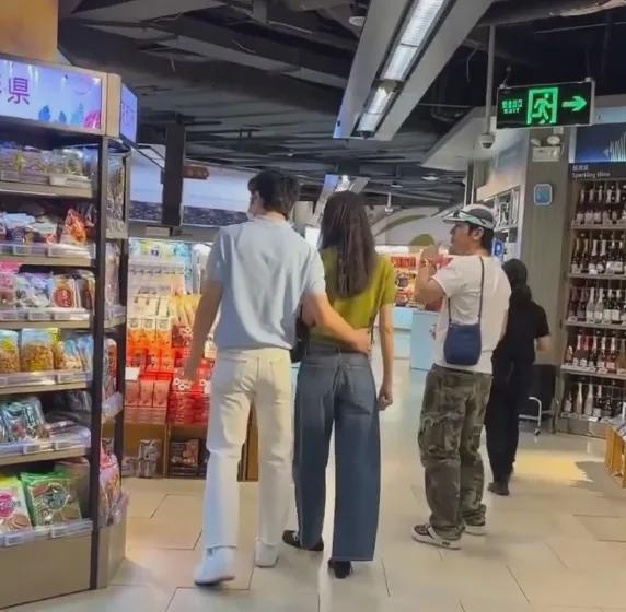 甩合约情侣传闻 井柏然刘雯被曝领证结婚