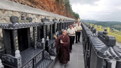 芙华济公会推露天殡葬   申达央义山设宝峰岩骨灰龛