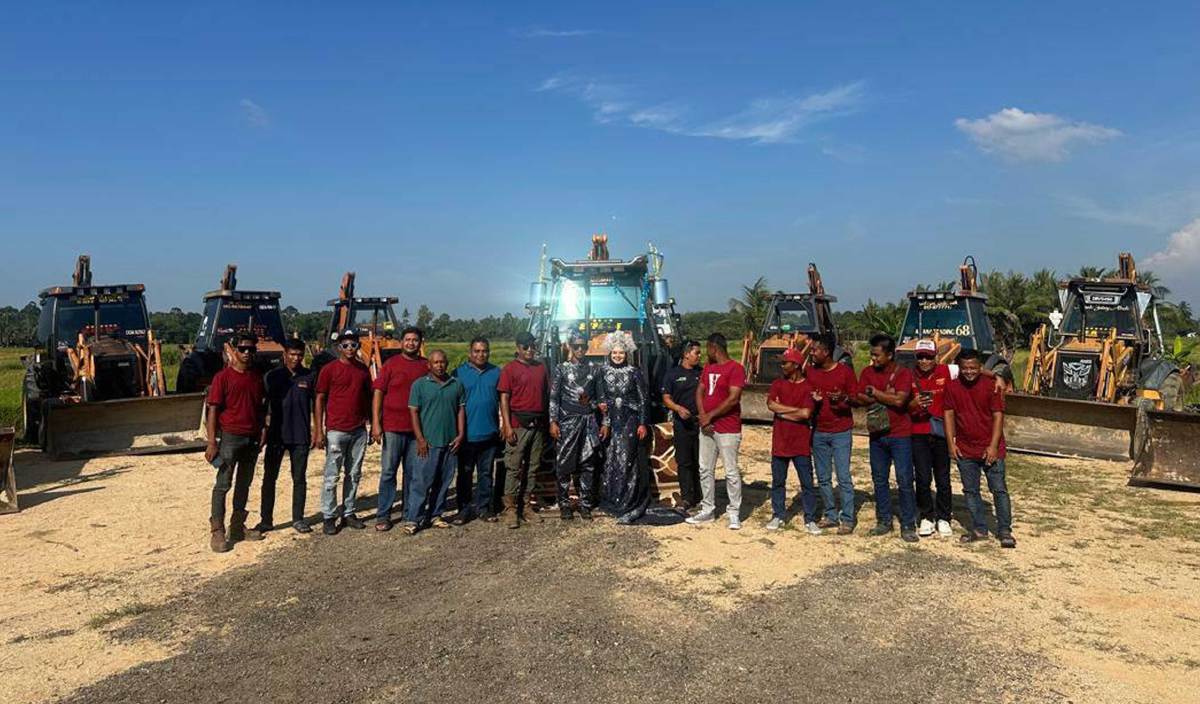 男子以推土机接新娘 感恩推土机带来收入和财富