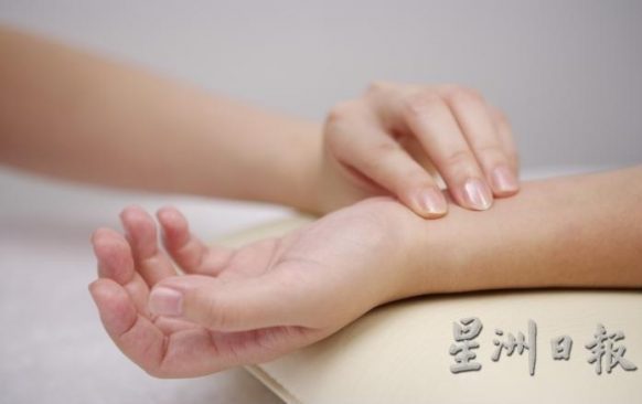 男子把脉指医生指甲太长留痕索赔