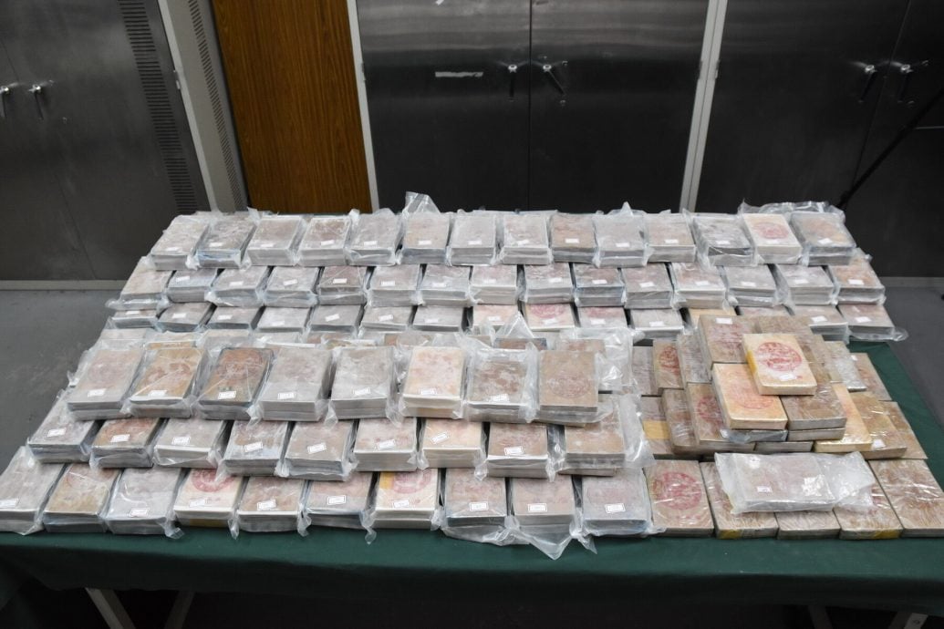 男昏倒路边外套藏2把枪 家藏2亿海洛因数百子弹