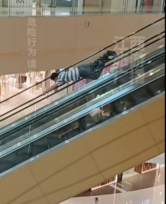 男童手扶梯带上“飞行” 不理周遭民众劝阻
