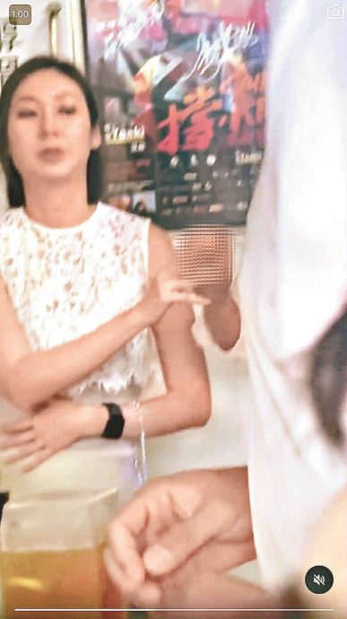 疑室内吸烟惹议 庄思敏坚称只是传递