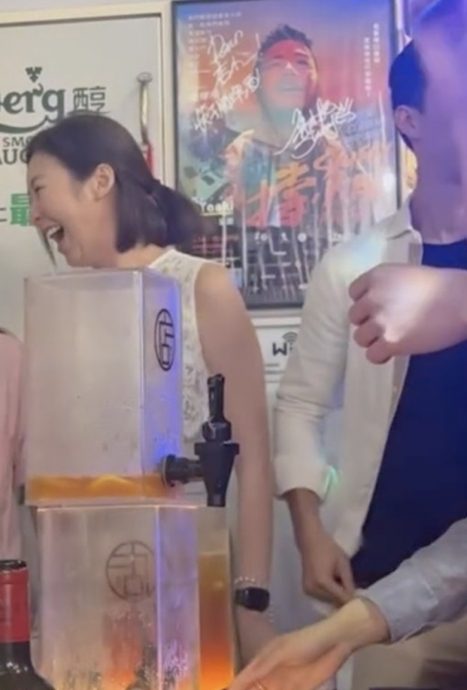 疑室内吸烟惹议 庄思敏坚称只是传递