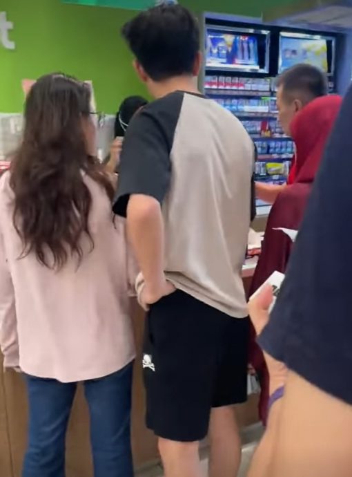 疑插队起争执 便利店外大打出手