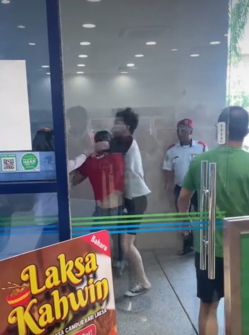 疑插队起争执 便利店外大打出手