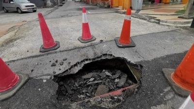 疑施工致地下水管破裂 芙市区道路塌陷现大坑