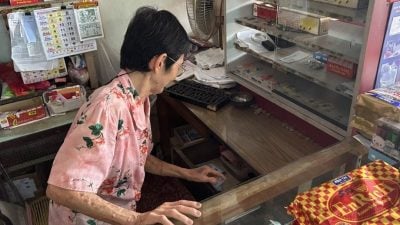 潜入店偷走400现金  老店主捉失常汉 受伤