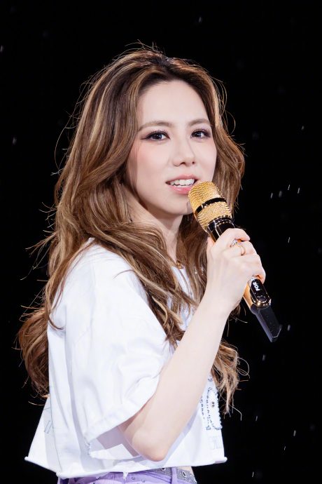 痛诉6年没收到版税 邓紫棋推出重录专辑　	 