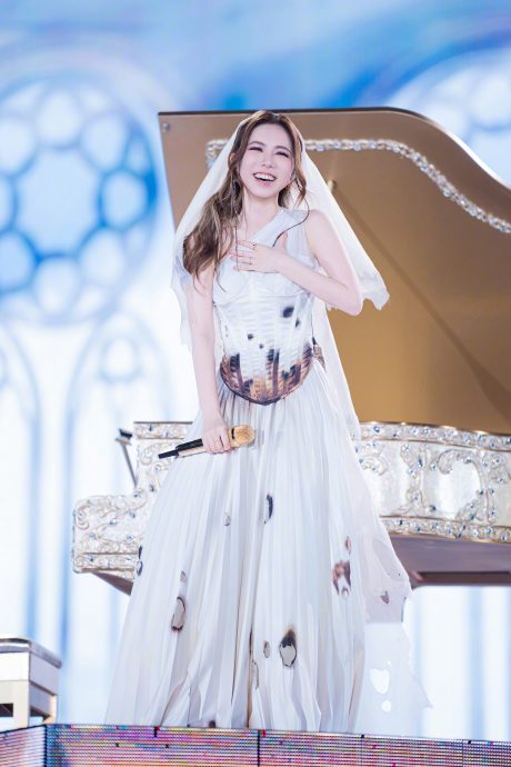 痛诉6年没收到版税 邓紫棋推出重录专辑　	 