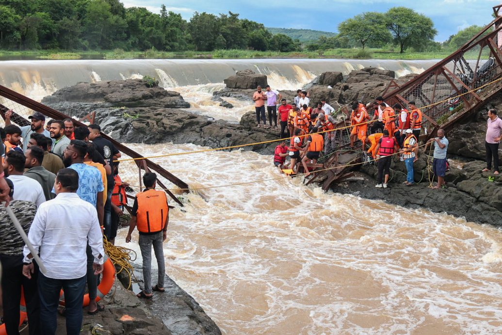 看世界 印度铁桥倒塌至少2死32伤 疑不胜负荷人群重量肇祸