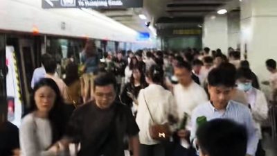 深圳地铁11号线故障传异响　乘客恐慌逃跑险人踩人