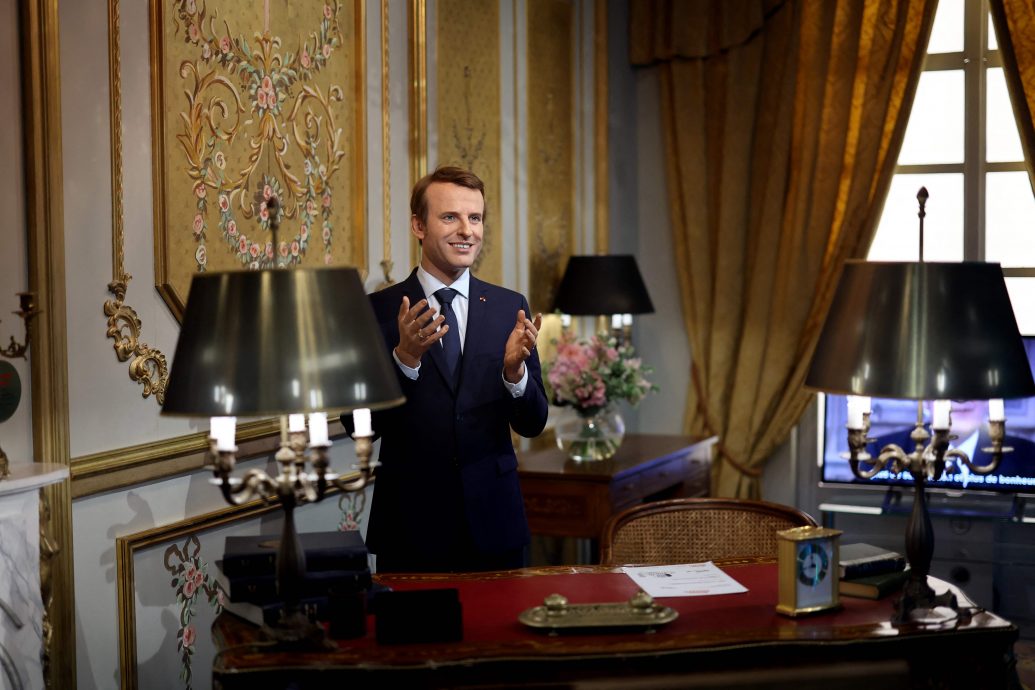 看世界 绿色和平盗马克龙蜡像 抗议法俄持续贸易