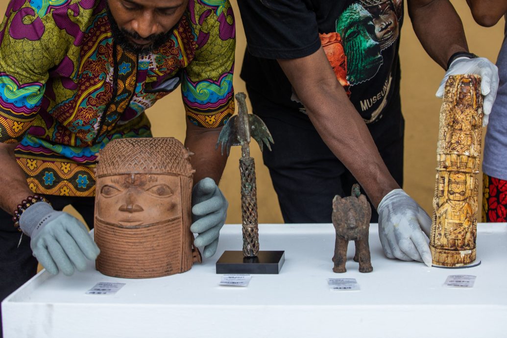看世界 荷兰向尼日利亚归还百余件贝宁青铜器