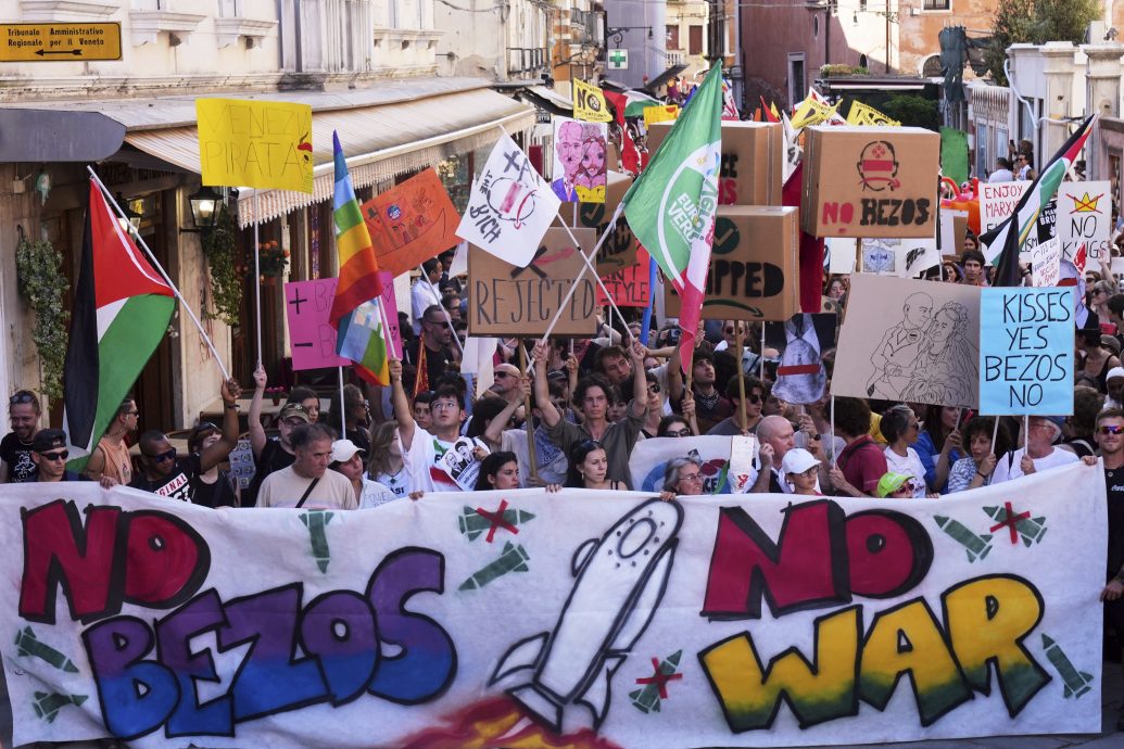 看世界两图)“要亲吻不要贝佐斯” 威尼斯民众抗议富豪婚礼剥削