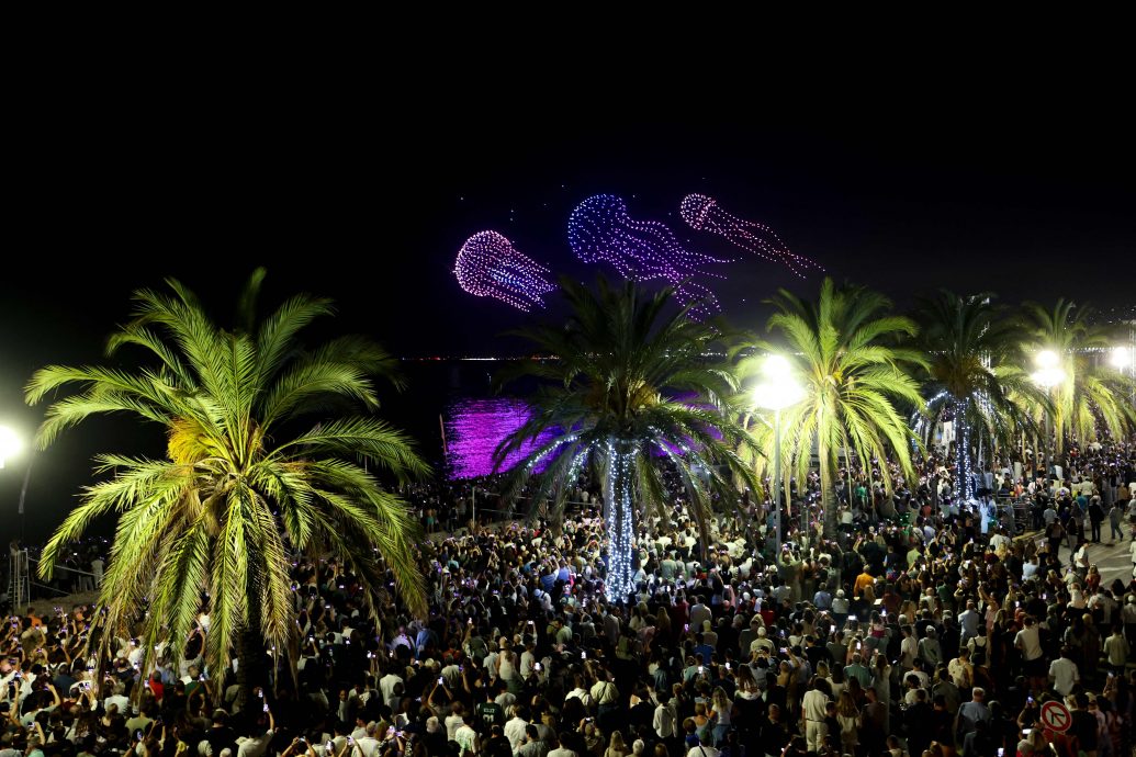 看世界两图)第三届联合国海洋大会将登场 尼斯无人机汇演海洋生物空中畅泳